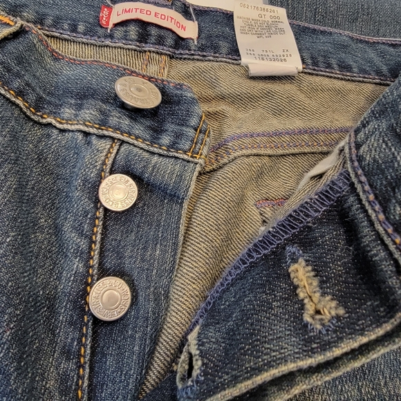 Levi's Limited Edition Distressed Patched Embroidered Boot Cut Jean  Size 9 (34) - Picture 6 of 17